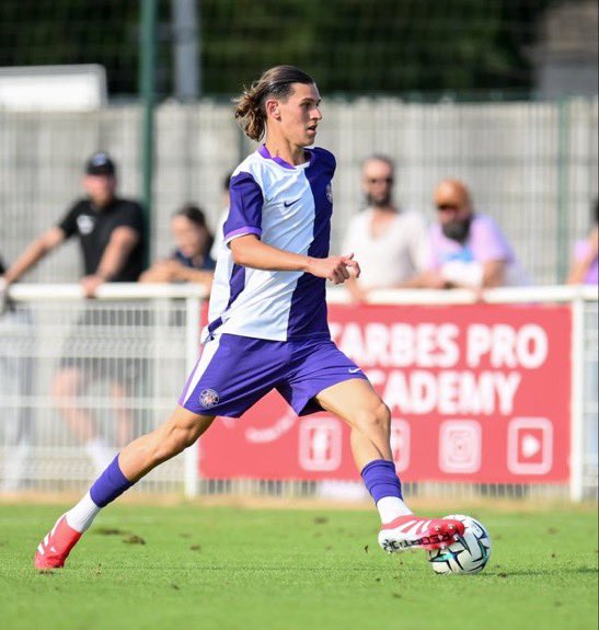 CalcioHEAT's tweet photo. 🚨 DONE DEAL 🚨

La Juventus ha fichado a Louis #Reynauld hasta 2029 

[ @NicoSchira ]

💎🇫🇷¿La #Juventus pone las manos sobre el defensor del futuro? 
Fichado Louis Reynaud de las juveniles del Toulouse, clase 2008: quién es y qué camino le espera👀

El defensor francés ha jugado hasta ahora en el Under 19 del Toulouse y es considerado uno de los productos más prometedores de la cantera: no en vano, a la edad de 17 años, ya debutó en el primer equipo el pasado enero.🔥

💫Reynaud pertenece a la categoría de los defensores modernos, con una estructura física importante, un pie izquierdo natural y buena calidad en la salida de balón. Su perfil es particularmente buscado en el fútbol contemporáneo porque une centímetros y capacidad de salida con el balón controlado.

LOS PUNTOS FUERTES✅

💪🏻Con sus 190 centímetros, Reynaud ya está estructurado para competir contra delanteros más maduros. En los duelos aéreos y en los balones parados representa, de hecho, una referencia constante.  

Un zurdo aterciopelado y una versatilidad que todo entrenador aprecia: puede jugar en el centroizquierda de una defensa de cuatro o como lateral en una línea de tres, ofreciendo líneas de pase más naturales en la construcción desde atrás.  

A pesar de su joven edad, el Toulouse lo ha acercado progresivamente al entorno profesional, sugiriendo una buena comprensión del juego y fiabilidad en las lecturas defensivas. Aunque aún no es un nombre mediáticamente consolidado como otros talentos franceses de su edad, los observadores que siguen la cantera del Toulouse lo describen como un defensor con un perfil extremadamente interesante por tres motivos: físico y mentalidad ya de nivel profesional y capacidad de adaptarse a sistemas de juego diferentes. 👏🏻

EL CAMINO

🔙🔎Como operación, recuerda mucho a la que llevó a #Ličina el pasado enero: asegurarse un potencial crack antes de que otros clubes europeos pudieran hacerlo. La sensación es que el camino de Reynaud pueda seguir el que se planeó para el talento alemán, representado por lo tanto por un breve período de aclimatación en la Primavera, seguido del salto inmediato a la Next Gen. El objetivo final debería ser luego el acceso estable al primer equipo.

🌍 #FIFAWorldCup #Juventus #Juve #ForzaJuve #FinoAllaFine #VecchiaSignora #Jeep #VisitDetroit #UCL #ChampionsLeague #FIGC #CoppaItalia #CoppaItaliaFrecciarossa #UEFA #FIFA #Heineken #Balocco #Cygames #Stanley #ItalianSerieA #SerieA #Calcio #JWomen #JuventusWomen #JuventusMiamiFL #CalcioHeat
