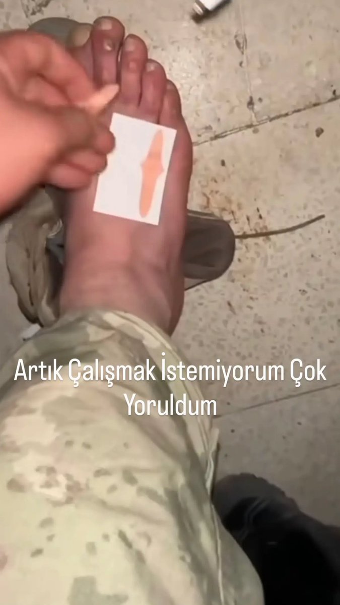 konseytr's tweet photo. Görev sırasında ayağı kanlar içinde kalan bir askerimiz, pes etmeyi düşünürken annesinden gelen mesaj nedeniyle duygulandı. https://t.co/vciWvOX9CB