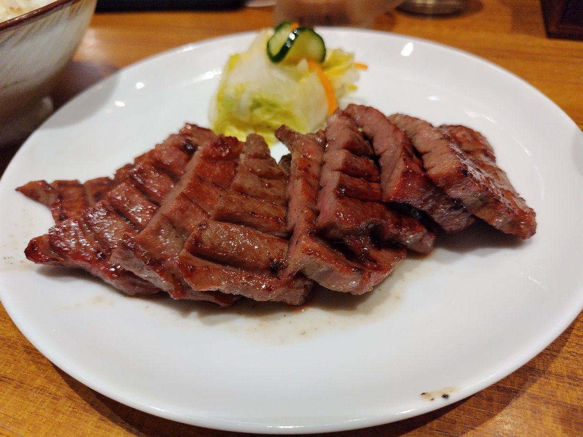 eggcivic's tweet photo. 朝の出発遅延が影響し、ビジホにチェックインして時間も21時近く。
仙台の夜ご飯には牛タンでしょということで、私は仙台で牛タンなら絶対に司なんだがたまには違う冒険してみようと徳茂一番町店へ。
わりと柔らかめで美味しい。が個人的にはやっぱ司！！ https://t.co/CvqftkjMo6