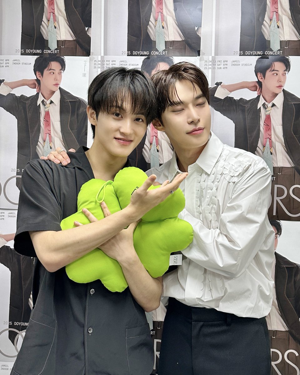 timetomkk's tweet photo. 250614 NCT 공계 
2025 DOYOUNG CONCERT [ Doors ] with #MARK 

#마크 #MARK https://t.co/qhBXMLSWqh