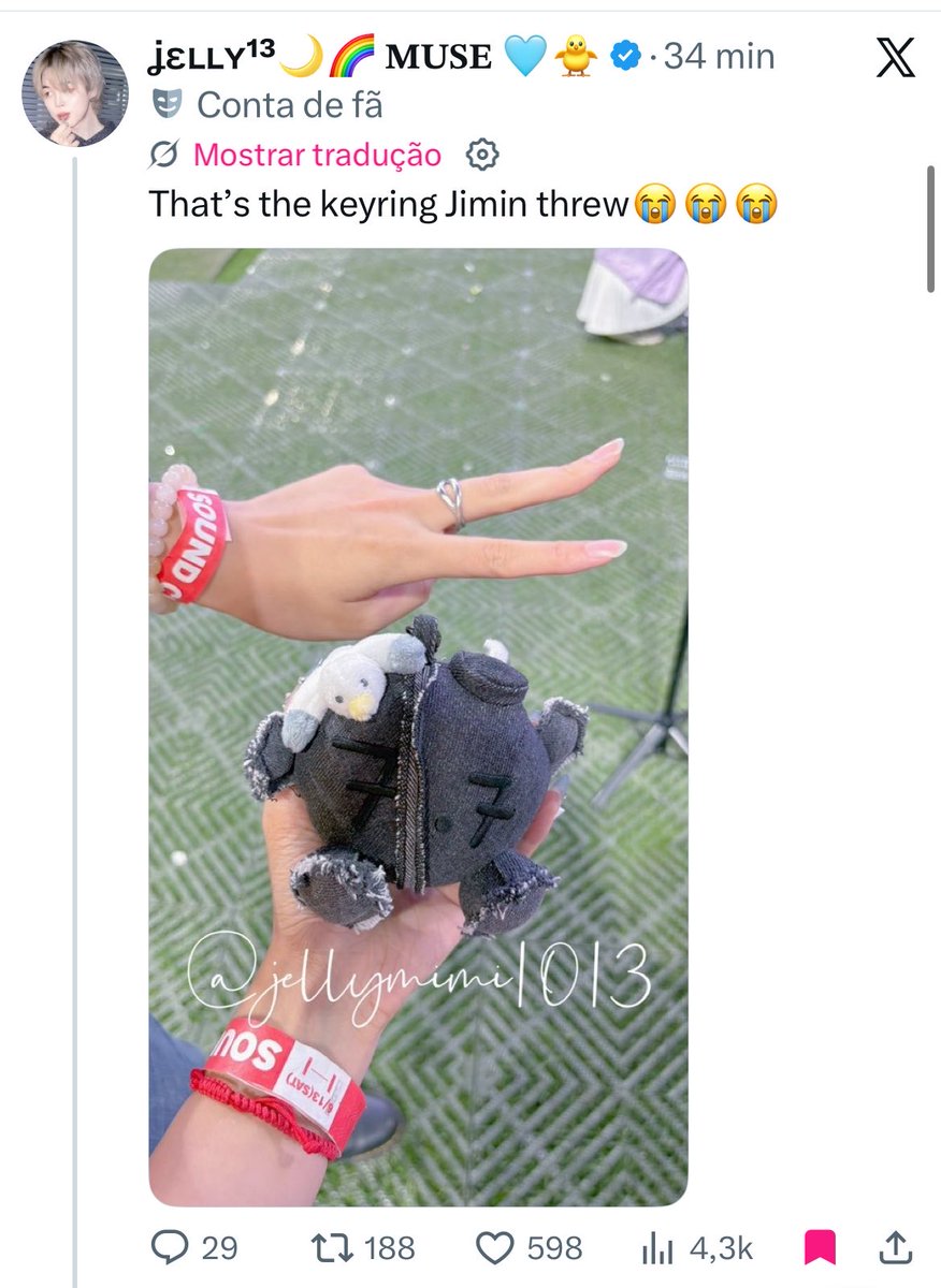 jm_dogs's tweet photo. jimin jogou o chaveirinho dele para um grupo de fãs que estavam usando roupinhas e merchs dedicados a ele 😭 https://t.co/kKU0mkK5dq