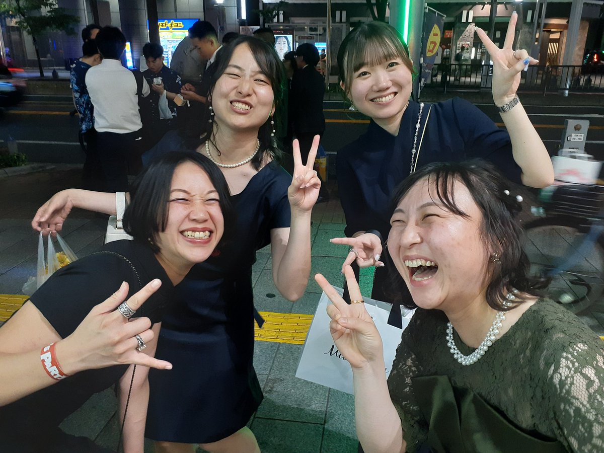 R_strong_zero's tweet photo. 今日正直行きたいライブ多すぎて、友達の結婚式の2次会ちょっと悩んどったけど、結局3次会までめっちゃ楽しかった～☺️
新郎新婦入場から2次会まで圧倒的に一番号泣でしたわ…
陽子、おめでとー！！ https://t.co/ilPKwHkY0n