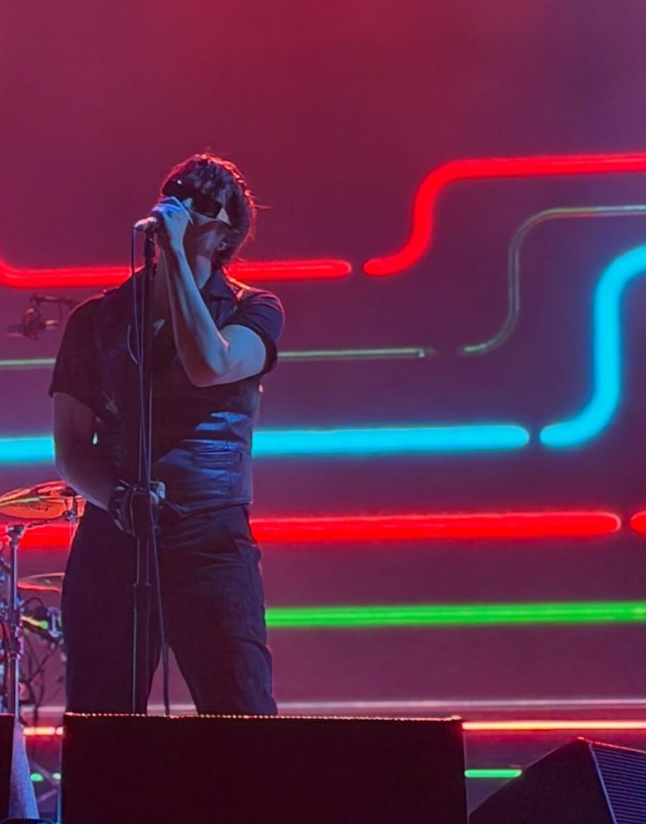 casablancasfcbr's tweet photo. 📸 Julian Casablancas durante o show do The Strokes nesta madrugada, no festival Bonnaroo.

©️ ys4dg https://t.co/tTUcbhCRFV