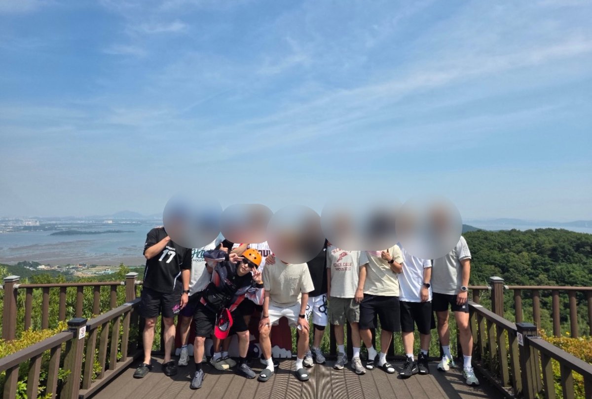connectXIUns's tweet photo. Xiumin’s update today with his childhood friends was from Gangwha Seaside Resort in Incheon. The resort is best known for their luge attraction with a 1.8 km track, cable car rides and seaside view.

🔗 https://t.co/MfuGpdHFkN

#XIUMIN #시우민 #シウミン #秀珉 https://t.co/ToezyTAuzg