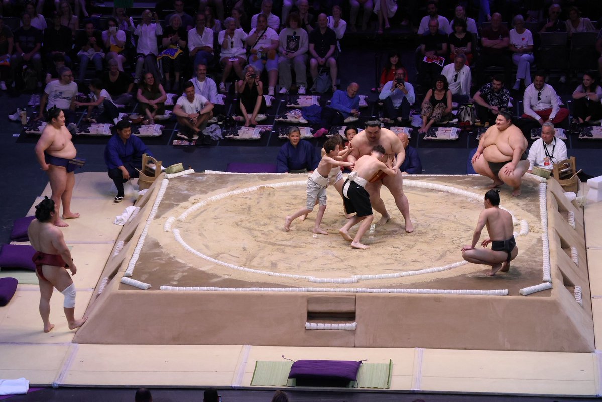 sumokyokai's tweet photo. 【大相撲パリ公演🇫🇷】
関取と子供達の稽古
隆の勝、藤青雲、朝紅龍が参加しました。

#sumo #相撲 #パリ公演 #Paris https://t.co/GzAVNrC8Mk
