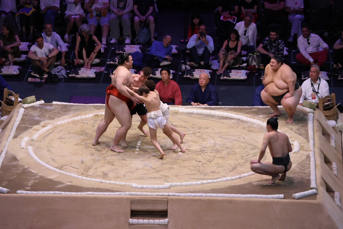 sumokyokai's tweet photo. 【大相撲パリ公演🇫🇷】
関取と子供達の稽古
隆の勝、藤青雲、朝紅龍が参加しました。

#sumo #相撲 #パリ公演 #Paris https://t.co/GzAVNrC8Mk