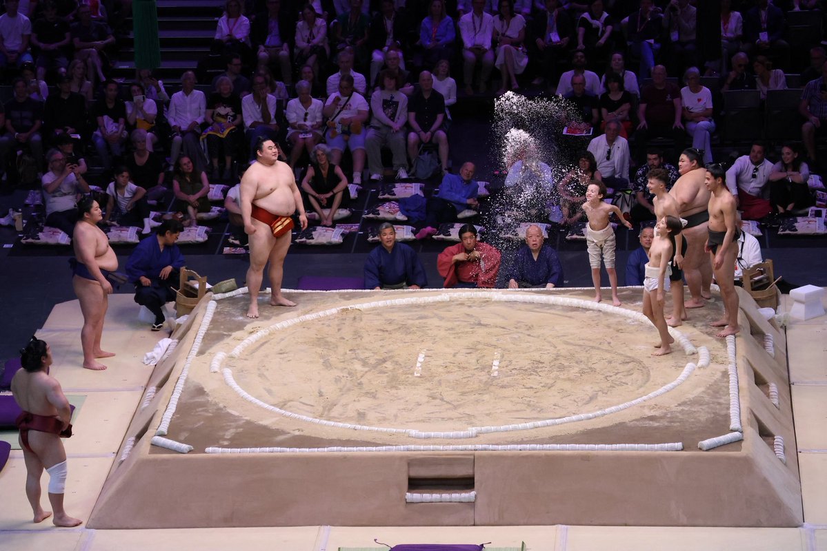 sumokyokai's tweet photo. 【大相撲パリ公演🇫🇷】
関取と子供達の稽古
隆の勝、藤青雲、朝紅龍が参加しました。

#sumo #相撲 #パリ公演 #Paris https://t.co/GzAVNrC8Mk