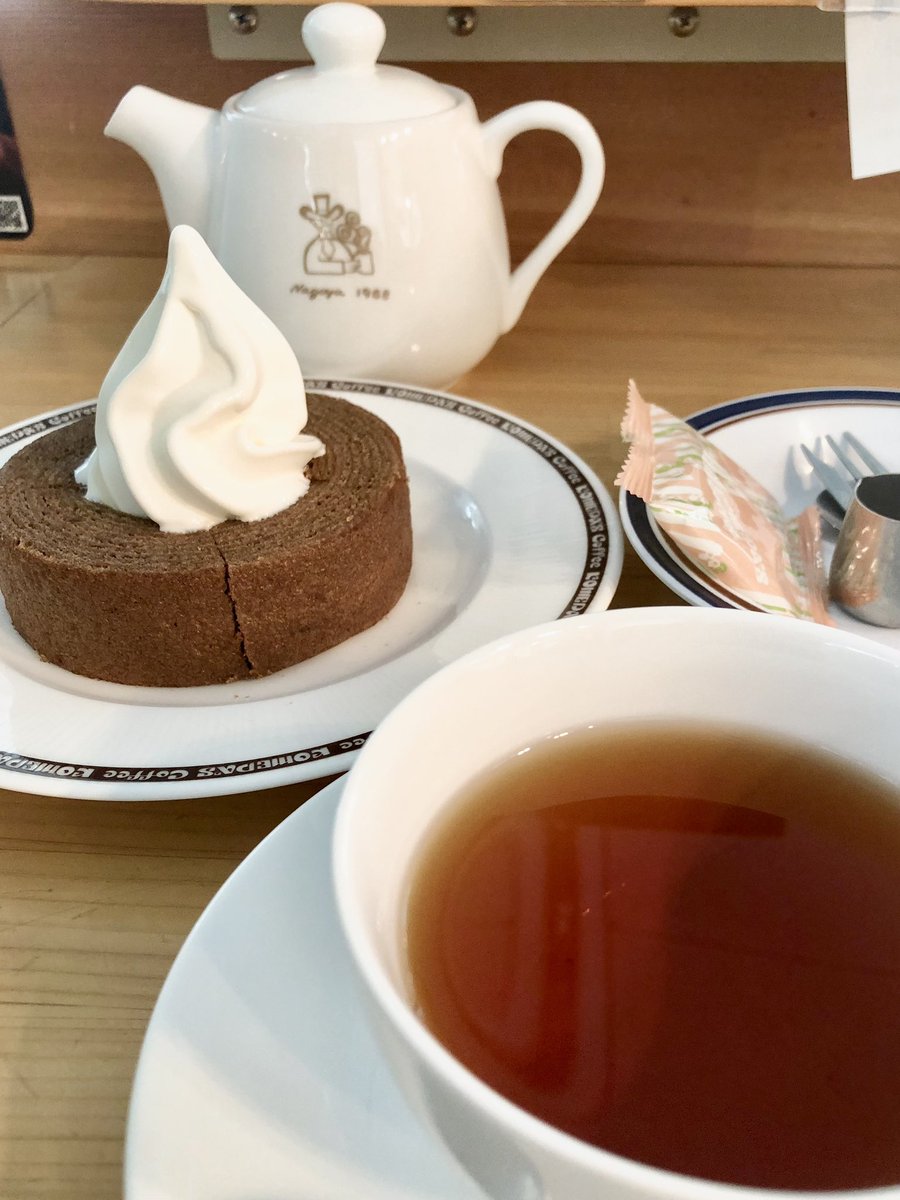 FkHdrewaz's tweet photo. 久しぶりのコメダ珈琲店♪
今日は注文したことないシリーズ♪
⭐️クロネージュ
⭐️お伊勢さんの和紅茶「瑞（みずき）」
和紅茶大好き♪
ポットだからコーヒーよりいっぱい飲める♪
クロネージュ初めて食べたけどチョコバウム、シロップ、ソフトクリームがめっちゃ合う♪✨
めっちゃ好きな味だった♪🥰 https://t.co/SfNfYaFKo0