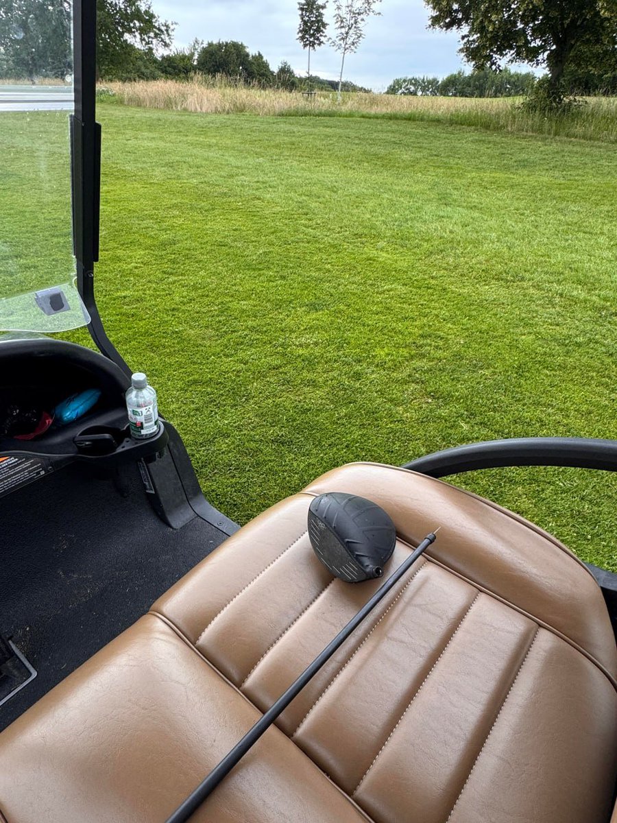 Queen_d1985's tweet photo. My golf club broke, hahaha. https://t.co/P6gSl6hXJJ