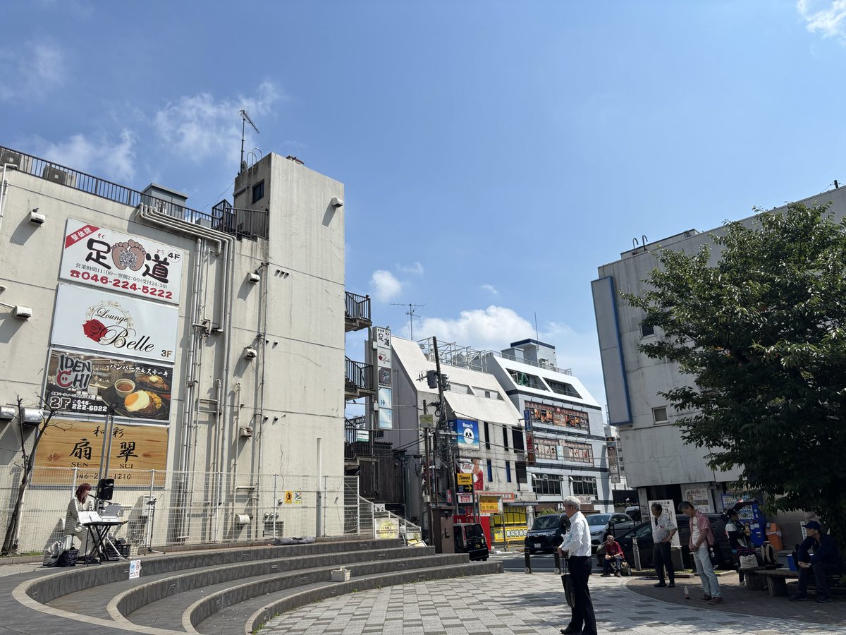 atsu_gig's tweet photo. 久しぶりに地元の厚木で定期ライブを再開してみた

ホームとは言え厚木は、なかなかどうして しがらみに覆われた面倒臭い思い出しかなく
あの時から避けていた地である

花の公園リニューアルの際
行政から依頼を受け
イベントを実施したが
複雑な思いで終えた
その公園でリスタート
盛り上げてやる！ https://t.co/MBLgyk7aa0