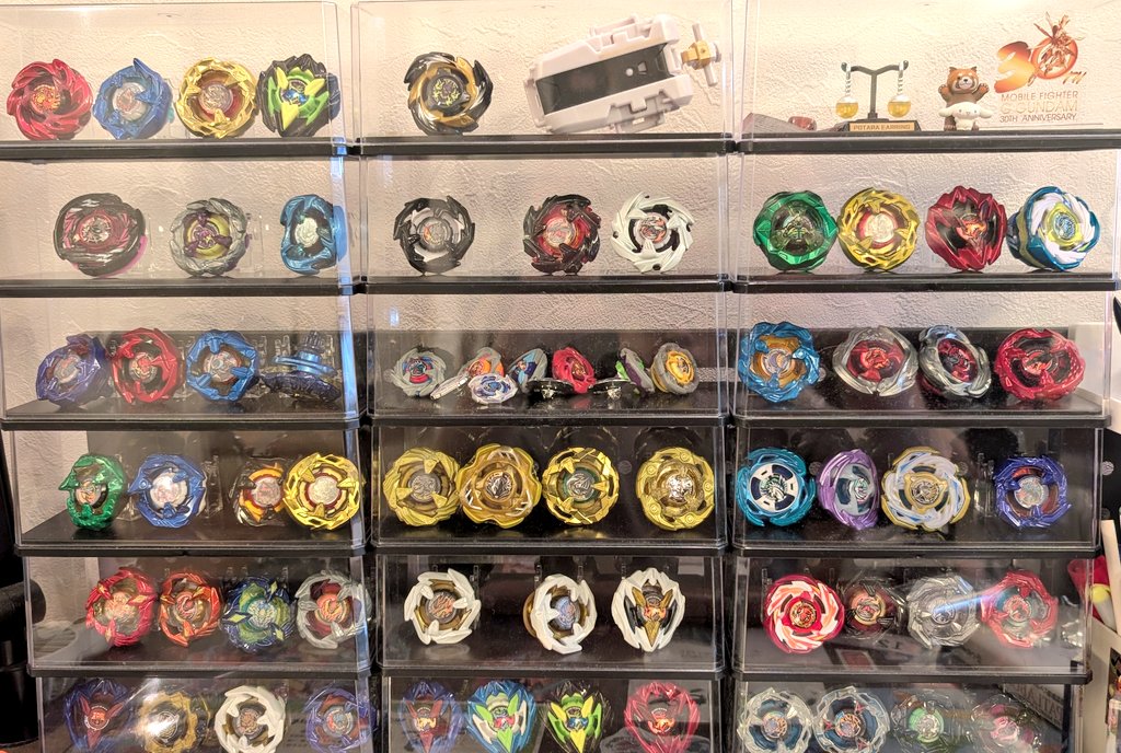abuuuuu522's tweet photo. 限定は受注販売販売。それしかない。
商品無いのにイベントやってくれるB4には頭上がらん。小売がB4撤退とかならん様にメーカーも転売対策講じて欲しい。増産だけではこの流れ変わらないと思う。

息子のギャラリー(勉強机🤣)
侍飾る場所も決めてたからホント残念。　
I LOVE BEYBLADE X

＃BEYBLADE https://t.co/MJozAKDMPq