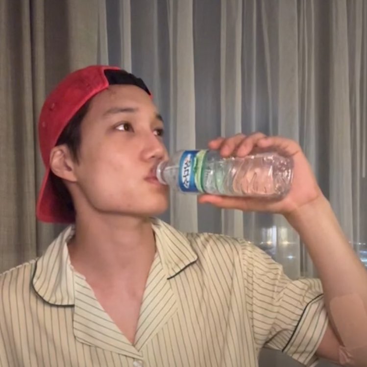 BiankaiC's tweet photo. @weareoneEXO Kai said he is taking care of his health/condition since he also has to prepare for the concert tomorrow. He also said he drinks lots of water cuz he sweats a lot lol

@weareoneEXO #exo #kai #jongin https://t.co/3UuZXML5xc