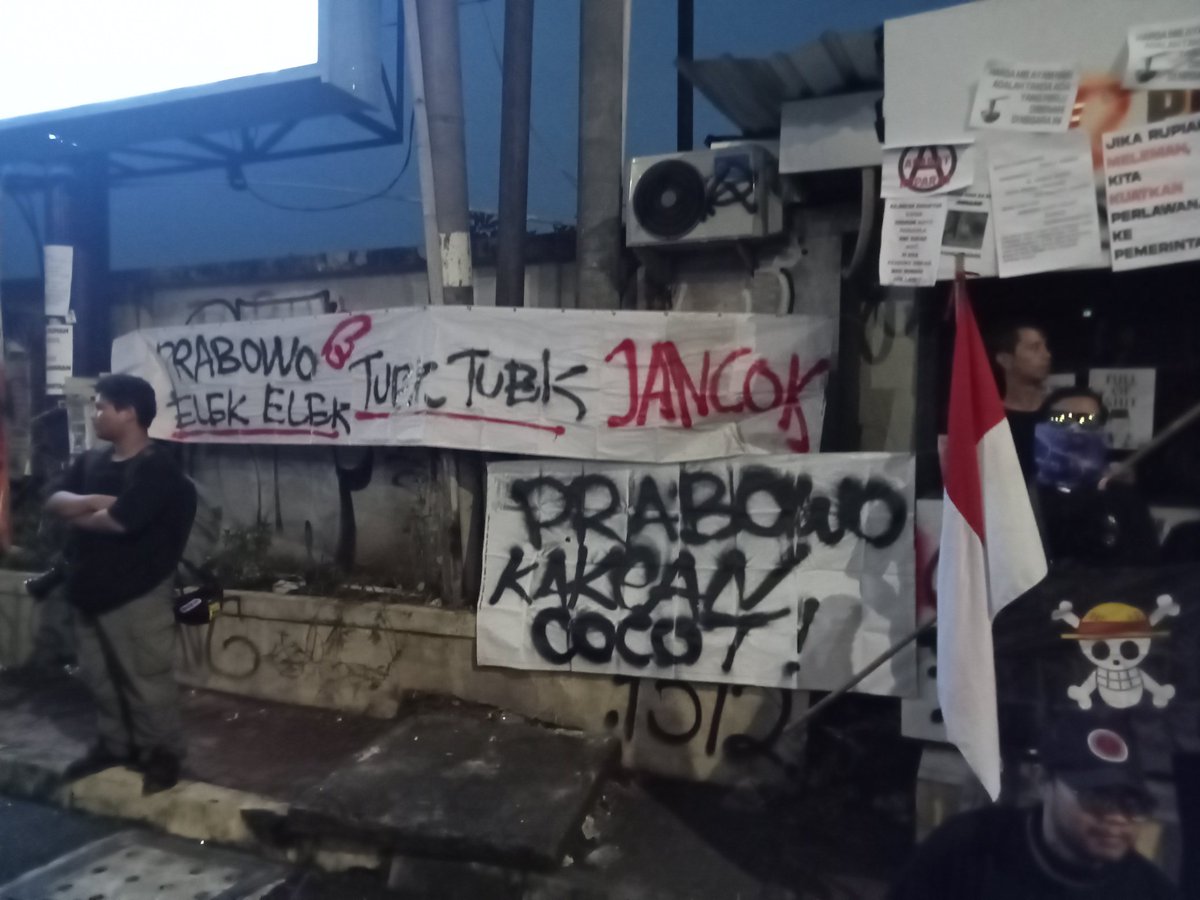 joeyakarta's tweet photo. Pesan dan aspirasi #RakyatMemanggil siang sore ini di pertigaan Colombo-Gejayan Sleman #Jogja.

Alhamdulillah aman lancar &amp; apresiasi sesama warga pengguna jalan sangat positif, walaupun sempat hujan deras

Terus jaga api perlawanan hingga rezim jahat dpt rakyat tundukkan ✊🏻🔥 https://t.co/YOMQtloYJW