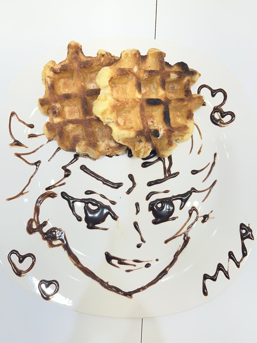 ifuri1115's tweet photo. 今日ミアカフェ行ってきました。お絵描きワッフルは、うささんの　葬送のフリーレン　ヒンメル、すずさんの　あんスタ　鬼龍さん。 https://t.co/Zw9XRXiD9C