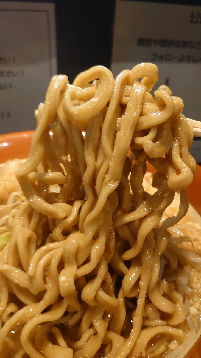 1982SPEED's tweet photo. 豚そば竜の道
栃木県真岡市
豚そば大(350g )
麺マシ100g×5
ニンニクマシ
ヤサイ＆アブラ普通

2回目の訪問✨
かなり前になりますが…前回いただいた時より更に太く硬くなった啜れないレベルの麺が最高！😆

美味しかったです🍜😋
ごちそうさまでした🙌🙌 https://t.co/xyzZnEPJO9