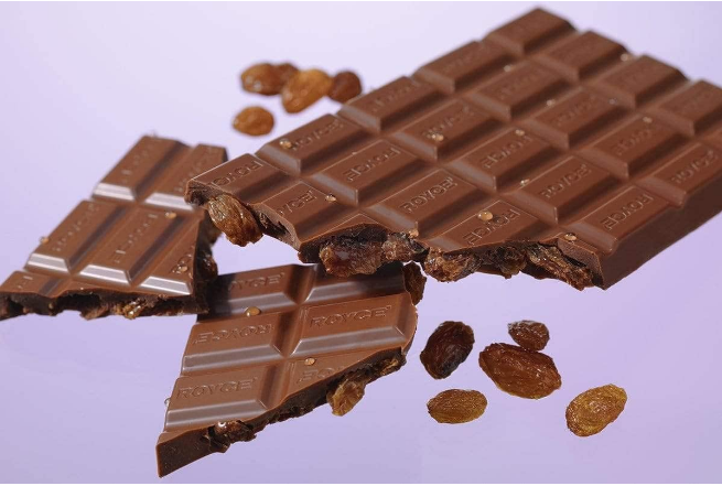 junbonappetit's tweet photo. チョコレートに「大人の味」って
あるんだって、これ食べて知った。
ROYCE' 板チョコレート ラムレーズン
ラム酒の香りが立つレーズンと
ミルクチョコのバランスが
完全に「お酒のための板チョコ」。
ウイスキーのアテにしたら
今までで一番チョコが合った。
北海道銘菓、伊達じゃない。
#ROYCE #ロイズ #大人のスイーツ