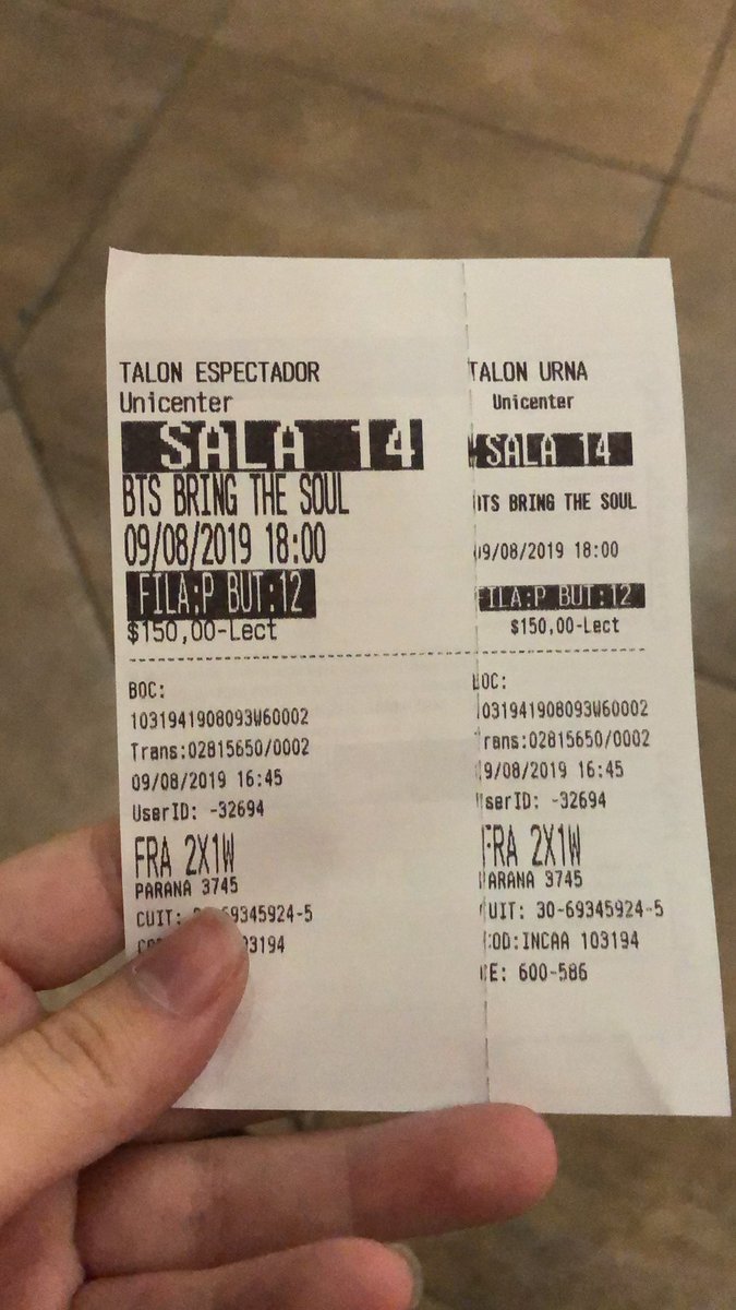 jjkspovs's tweet photo. pasar de ir a verlos al cine a ir al concierto que trasmiten, no puedo creerlo https://t.co/fxRRWKrfDd
