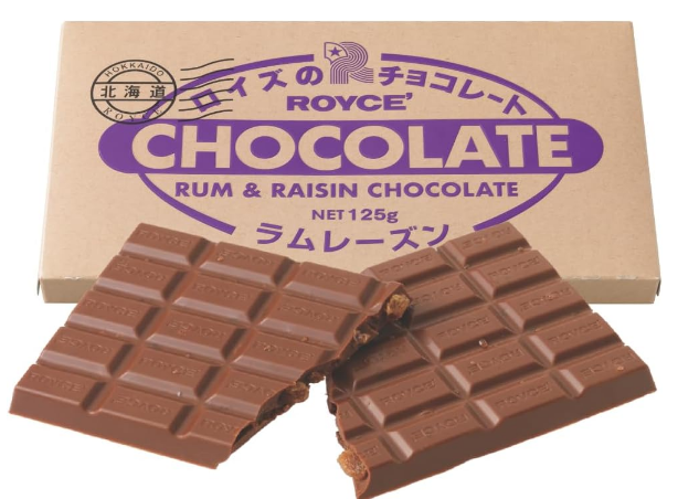junbonappetit's tweet photo. チョコレートに「大人の味」って
あるんだって、これ食べて知った。
ROYCE' 板チョコレート ラムレーズン
ラム酒の香りが立つレーズンと
ミルクチョコのバランスが
完全に「お酒のための板チョコ」。
ウイスキーのアテにしたら
今までで一番チョコが合った。
北海道銘菓、伊達じゃない。
#ROYCE #ロイズ #大人のスイーツ