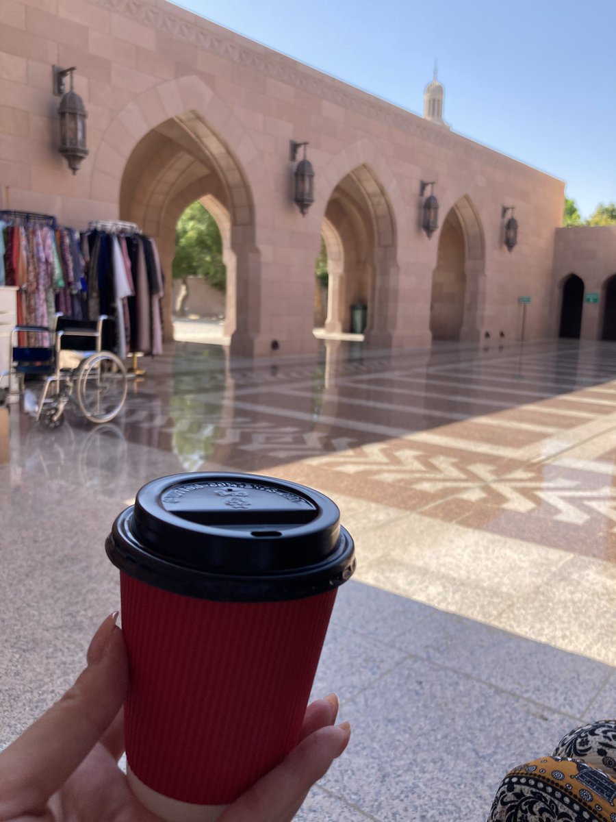 ptr_tea's tweet photo. 外に出てみると、中の華やかさとはまた違う外観を拝める。美しい。
ぐるっと散歩し、出口には簡単なお土産屋で飲み物も売っていた。
Karakを飲みながら休憩していると日本旅人に出会い、OTaxiがうまく使えないと相談を受ける。電話番号の登録方法にコツがありますと伝授し、ここでお別れ！ https://t.co/4lzta2ibXC