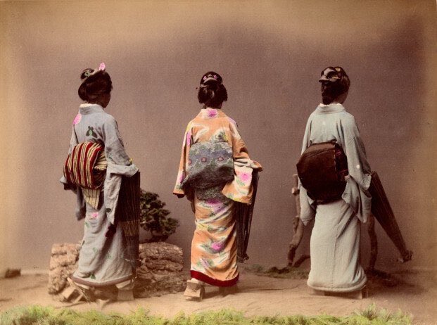 ShinyHistGems's tweet photo. Three Japanese girls showing off their obi, taken by an unknown photographer, 1880s https://t.co/LkY3Yz50v2