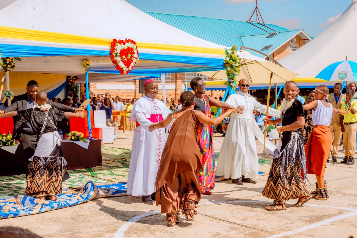 Kinyamateka_KM's tweet photo. ''Iri shuri n’ubwo tuhita ku ishuri nk’ahandi hose ariko ni mu rugo, mwabibonye ko bakomeye ku muco n’indangagaciro z’abanyarwanda, ubumenyi bwatakaza umuco n’indangagaciro byatubera imfabusa.’’ Umuyobozi w'Akarere ka Muhanga Madamu Kayitare Jacqueline College Saint Jean Nyarusange
#KMAmakuru
