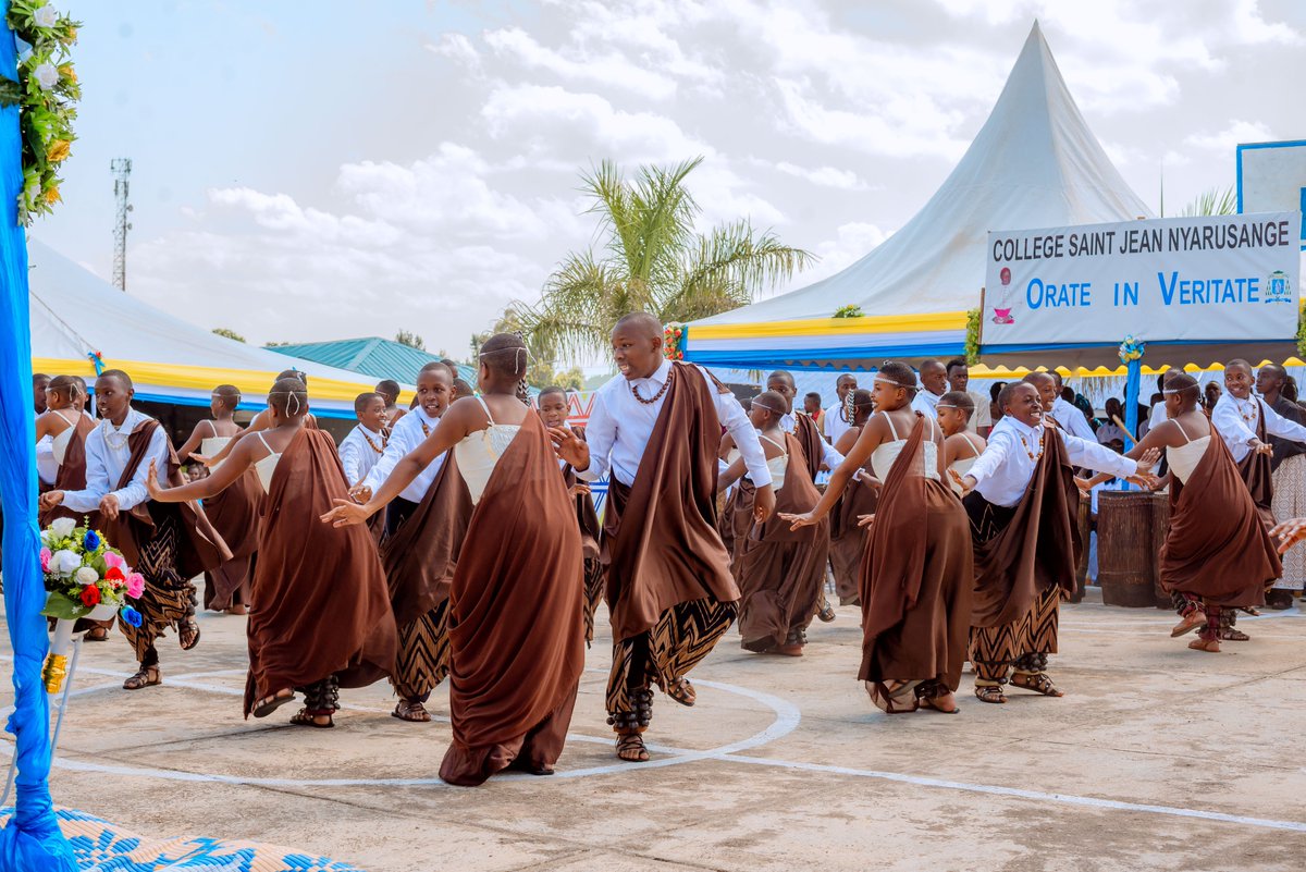 Kinyamateka_KM's tweet photo. ''Iri shuri n’ubwo tuhita ku ishuri nk’ahandi hose ariko ni mu rugo, mwabibonye ko bakomeye ku muco n’indangagaciro z’abanyarwanda, ubumenyi bwatakaza umuco n’indangagaciro byatubera imfabusa.’’ Umuyobozi w'Akarere ka Muhanga Madamu Kayitare Jacqueline College Saint Jean Nyarusange
#KMAmakuru