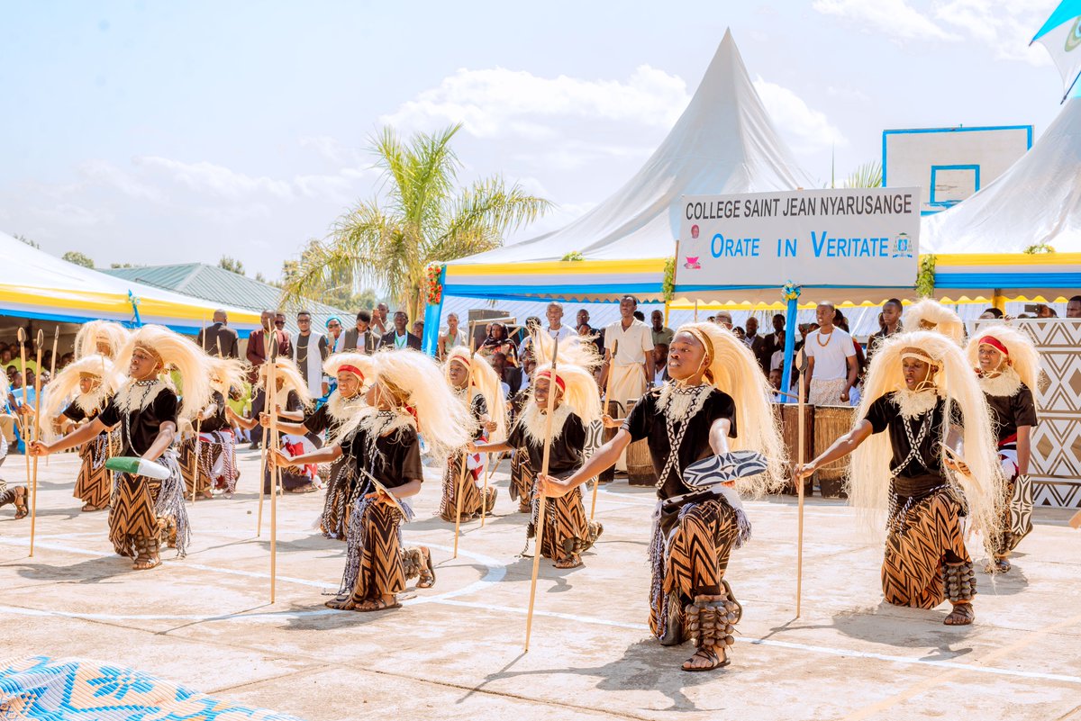 Kinyamateka_KM's tweet photo. ''Iri shuri n’ubwo tuhita ku ishuri nk’ahandi hose ariko ni mu rugo, mwabibonye ko bakomeye ku muco n’indangagaciro z’abanyarwanda, ubumenyi bwatakaza umuco n’indangagaciro byatubera imfabusa.’’ Umuyobozi w'Akarere ka Muhanga Madamu Kayitare Jacqueline College Saint Jean Nyarusange
#KMAmakuru