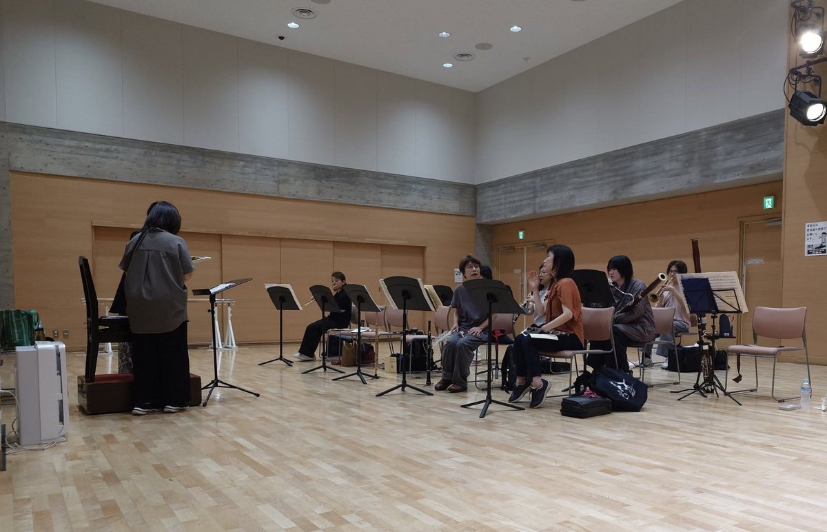FlussMusic's tweet photo. 今日も弦と管それぞれで分奏でした

管はトレーナーの先生を迎えてドボコン
わかりやすい例えで、楽しく、でもとても勉強になりました

弦はトレーナーの先生にブラ4の難所の深堀りです https://t.co/r3W4Ntq0lW