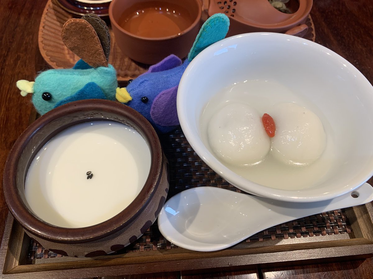 BlackChuckle's tweet photo. 杏仁豆腐いただきました、やさし〜い柔らかさ、おおおおいしいぃぃぃ #薬膳茉莉花 #チャックル鳥 #chuckle #ぬい撮り https://t.co/LuzYp2JkDE