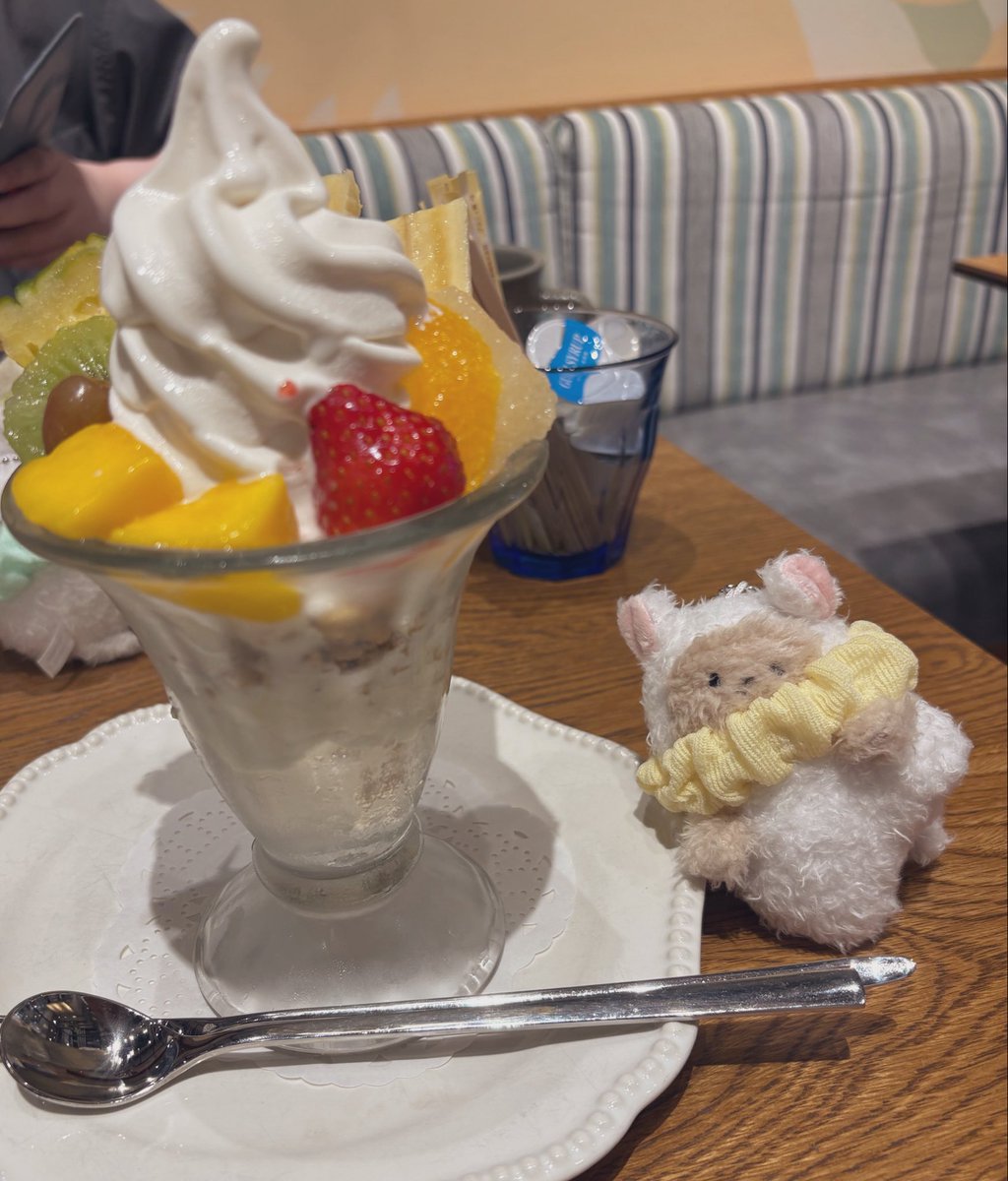 6yuko's tweet photo. 今日は二つの街をぶらり旅した！
フルーツパーラー行った！
肉食べた！
喜んでもらえてたみたいで幸せ！ https://t.co/ITj2A2yirO