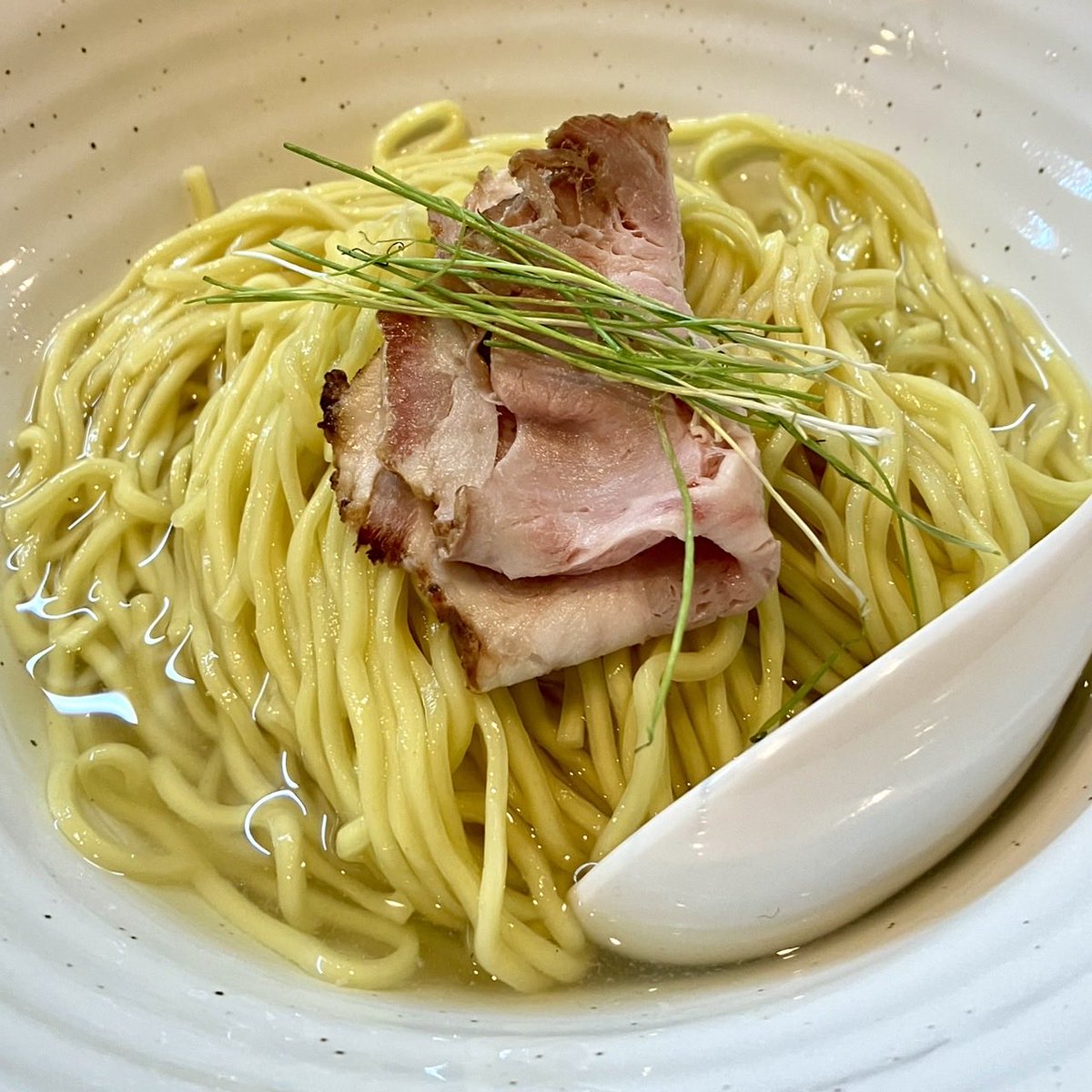 akostin0117's tweet photo. つけ麺 晴 - 川崎
 
先月5月18日Open🎉の新店
店主🧑🏼‍🍳さんは
KITCHEN TAKANOさん出身
＝美味しい😋確定しました✌🏻
 
☆特製醤油つけ麺
三河屋製麺製の中細麺うまうま🤩
ﾄﾘｭﾌ風味が広がる優しいつけ汁😍
丁寧な仕事に素晴らしい接客
とても落ち着く素敵なお店です✨
ボノちゃん&amp;ZEROさん🍜🍣またね👋 https://t.co/RrensmvbEt