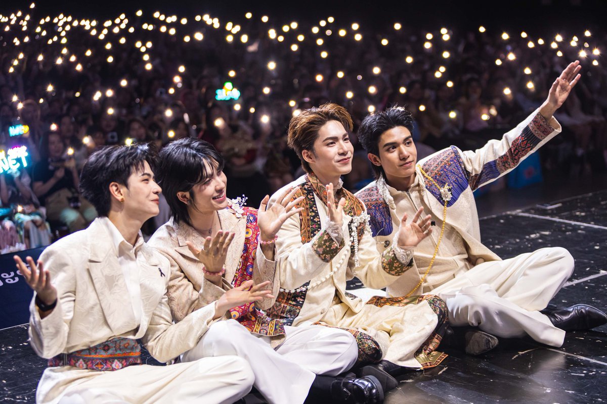 SECRET_Styled's tweet photo. ‘เน็ต – เจเจ – ลาเต้ - คิม’ ส่งท้าย ซีรีส์ ‘ภพเธอ Love Upon a Time Series’  บทสรุปความผูกพันข้ามภพจนนิรันดร์

#netjj #LatteKim
#ภพเธอตอนจบ
#ภพเธอTheSeries
#LoveUponATimeSeries
#MandeeWork

หลังพาแฟน ๆ ร่วมเดินทางข้ามภพข้ามเวลาไปกับเรื่องราวของ ‘ท่านหมื่นภพ’ และ ‘เกล้า’ ในซีรีส์ ‘ภพเธอ Love Upon A Time Series’ ซีรีส์พีเรียดเรื่องแรกจากค่าย ‘ดูมันดิ’ ที่มาบอกเล่าเรื่องราวความสัมพันธ์ที่ทำให้ ‘เกล้า’ ต้องย้อนกลับมาในอดีตสมัยอยุธยา เพื่อสืบหาความจริงของเรื่องปริศนาการฆาตกรรมที่เชื่อมโยงอดีต และปัจจุบัน จนทำให้เกิดความผูกพันกัน รวมทุกความรู้สึกอัดแน่นตลอด 12 EP สู่บทสรุปส่งท้ายในงาน ‘ภพเธอนิรันดร์’ โดยทีมนักแสดงนำ เน็ต สิรภพ มานิธิคุณ, เจเจ รัชพล พรพินิต, ลาเต้ ธนรรถชล จันทร์แก้วอมร, คิม พงศธร สิทธิพันธ์ รวมถึง มอส อัครธีร์ พิชาภิรมย์ภิญโญ (อูโน่ หลาวทอง), มัส มนัสสิตา จารุศะศิ, ต้นเตย จิดาภา ผลโรจน์ปัญญา, ใหม่ จิรวัฒน์ วงศ์ดิลกวัฒน์ ได้มาร่วมงาน และรับชม ‘ภพเธอ Love Upon a Time Series Final EP’ ไปพร้อมกับแฟน ๆ            โดยมี ‘ป๊อบปี้ รัชพงศ์ อโนมกิติ’ รับหน้าที่พิธีกรในงาน ซึ่งจัดขึ้น ณ MGI HALL, BRAVO BKK 
.
บรรยากาศในงานเต็มไปด้วยกลิ่นอายความเป็นไทย เมื่อเหล่านักแสดง พิธีกร และแขกรับเชิญต่างพร้อมใจกันมาในชุดผ้าไทยดีไซน์ร่วมสมัย และลงตัว ถือเป็นการปลุกกระแสผ้าไทยให้กลับมาได้รับความสนใจอีกครั้ง ซึ่งเปิดงานด้วยทีมนักแสดงนำ ‘เน็ต - เจเจ - ลาเต้ - คิม’ พร้อมด้วยมาน้อง ๆ สคอต ‘จุ๊กกรู๊’ และ ‘ทีมิลค์’ ที่มาสร้างสีสันในงาน ก่อนจะเข้าสู่ช่วงโชว์ที่เสิร์ฟความสนุกแบบไม่มีเบรก ด้วยการหยิบ Ost. ซีรีส์ ‘ภพเธอ Love Upon A Time Series’ มาให้ฟังกันแบบจัดเต็ม ทั้งเพลงที่บาดลึกถึงความรู้จักอย่างเพลง ‘ดั่งใจฝัน (Daydream)’ จาก ‘เน็ต - เจเจ’ และส่งต่อให้ ‘ลาเต้ - คิม’ มาสบตากันสุดซึ้งบนเวทีในเพลง ‘How You Feel’ สลับสู่ช่วงโชว์เดี่ยวของ ‘เน็ต’ ที่ส่งอารมณ์ของความคิดถึงได้เป็นอย่างดีกับเพลง ‘คำคะนึง (Within)’ เช่นเดียวกับ ‘เจเจ’ ที่ชวนเคลิ้มในเพลง ‘แค่เธอตรงนี้ (Still You)’ ส่วน ‘ลาเต้’ ส่งความอ้อนให้กลับมารักกันผ่านเพลง ‘วอน’ และถือเป็นครั้งแรกที่ได้ชมโชว์เพลง ‘ยอมรับหัวใจ (No More Hiding)’ ร้องโดย ‘คิม’ ซึ่งเพิ่งปล่อยเพลงออกมา
.
หูเคลือบทอง สะกดคนทั้งฮอลล์ด้วยเสียงร้องใส ๆ จาก ‘นุนิว ชวรินทร์’ ที่มาในเพลง ‘ปักใจ (Still)’ ซึ่งร้องได้กินใจทุกคำ ต่อด้วย ‘จัสมิน’ มาพร้อมกับเพลง ‘Until We Meet’ และ ‘เน็ต – ลาเต้’ สุดสนุกในเพลงที่กำลังเป็นกระแสอย่าง ‘ย้าย่ายะ’ และช่วงที่ทุกคนรอคอยกับการฟังท่อนแร็ปสด ๆ จาก ‘อูโน่ หลาวทอง’ เจ้าของเพลง ที่เมื่อเปิดตัวมาด้วยท่อนฮิต ‘อยู่ไม่ไหว’ ก็ทำเอาเสียงกรี๊ดสนั่นฮอลล์ ด้าน ‘เจเจ - คิม – มัส’ ก็สร้างรอยยิ้มให้กับผู้ชมด้วยเพลง ‘สกัดดาวยั่ว’ ในเวอร์ชันที่น่ารักสุดละมุน ก่อนปิดท้ายพาร์ทนี้ด้วย ‘เน็ต – เจเจ - ลาเต้ - คิม’ กับเพลง ‘ภพเธอ’ ที่ซึ้งกับไปทุกท่วงทำนอง
ก่อนเข้าสู่ช่วงเวลาสำคัญกับการรับชม ‘ภพเธอ Love Upon a Time Series Final EP’ ซึ่งทั้งทีมนักแสดงนำ และแฟนซีรีส์ได้ชมไปพร้อมกัน แบบจอใหญ่ เสียงกระหึ่มฮอลล์ แถมส่งรีแอคในทุกฉากช่วยเพิ่มอรรถรสในการชมมากขึ้น ที่ทั้งมีน้ำตา และเขินหนักจนแทบไม่ไหว ยิ่งช่วงสุดท้ายของตอนจบทำเอาทุกคนในฮอลล์กรี๊ดสนั่นกับบทสรุปความสัมพันธ์ของ ‘ติณณภพ - ณคุณ’ ที่กลายเป็นคู่ชีวิตของกัน และกัน
.
ปิดฉากค่ำคืนแห่งความประทับใจหลังได้ชมซีรีส์ซีนสุดท้ายที่อบอวลไปด้วยความประทับใจ พร้อมกับเพลงเพราะ ‘รักที่เป็นเธอ (The Love I Found)’ จาก  ‘เน็ต - เจเจ’ ที่นอกจากจะสื่อความรู้สึกของตัวละครออกมาแล้ว ยังให้เพลงนี้เป็นของขวัญส่งท้าย และยกให้ ซีรีส์ ‘ภพเธอ Love Upon A Time Series’ เป็นผลงานที่จะอยู่ในความทรงจำของผู้ชมไปอีกนานแสนนาน