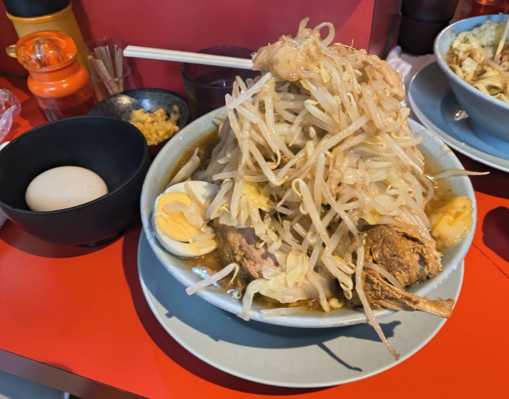 ToygerLiger's tweet photo. ラーメン富士丸　西新井大師店
ラーメン＋野菜増し＋生たまご＋しょうが

富士丸は約3年ぶり！西新井大師店は約7年ぶり！？
あの頃とは違うけど、大盛りにしなかった自分偉い！でも増さなくても忠告は受ける汗
しっかりとした味で塩分取れた！ https://t.co/JIdKrY3C9c