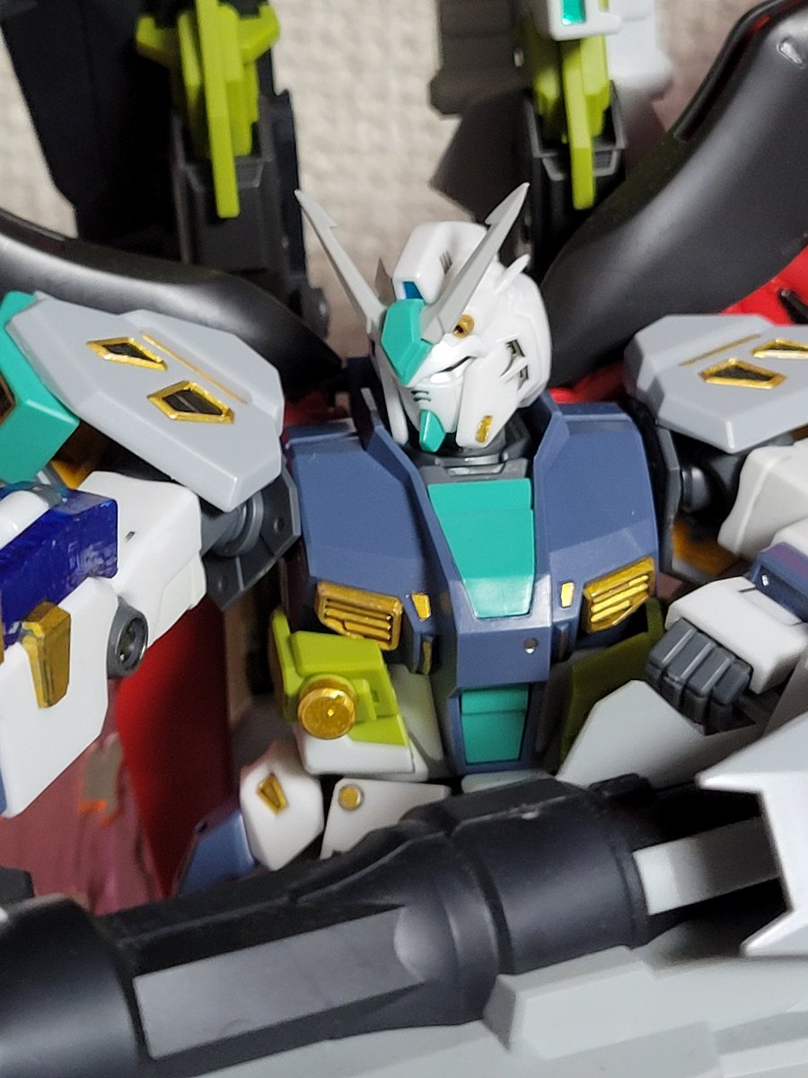 vergil_core's tweet photo. アリュゼウスの作業進捗ですが、アリュゼウスシルエットが完成しました～🎵😅
１枚目は上に余計な奴らが写っていますが、めっちゃカッコ良くないですか⁉️
バックパックはHG準拠なのでデスティニーのがそのまま使え、胸パーツはギリ着けれて左腕のガトリング外して構えられました‼️
#ゼウスシルエット https://t.co/GLWCK7ioIH