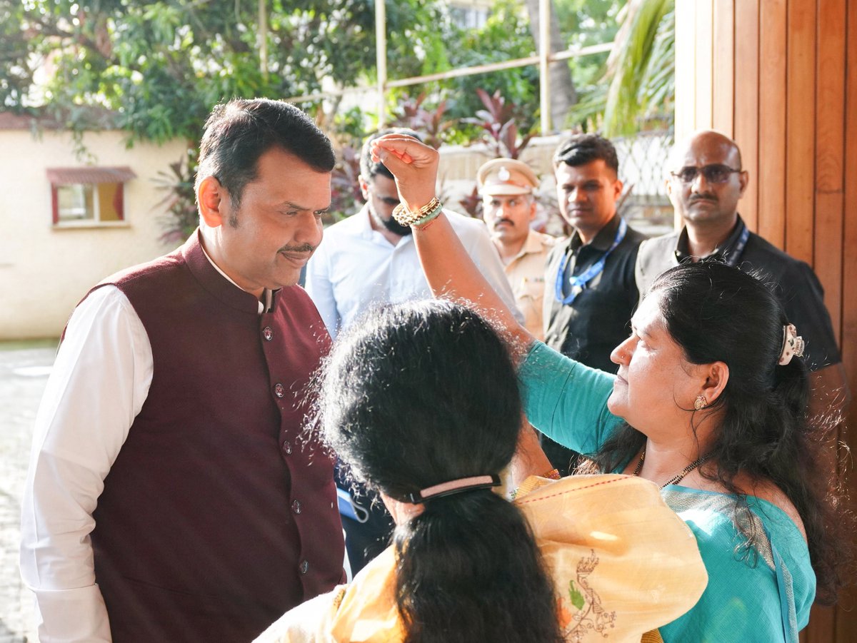 Dev_Fadnavis's tweet photo. आमदार दिलीप वळसे पाटीलजी यांच्या मंचर, पुणे येथील निवासस्थानी सदिच्छा भेट दिली. यावेळी वळसे पाटील कुटुंबियांनी केलेल्या स्वागत आणि आदरातिथ्याबद्दल मी त्यांचा आभारी आहे!

@Dwalsepatil
#Maharashtra #Pune https://t.co/F3iu5ZxbM6