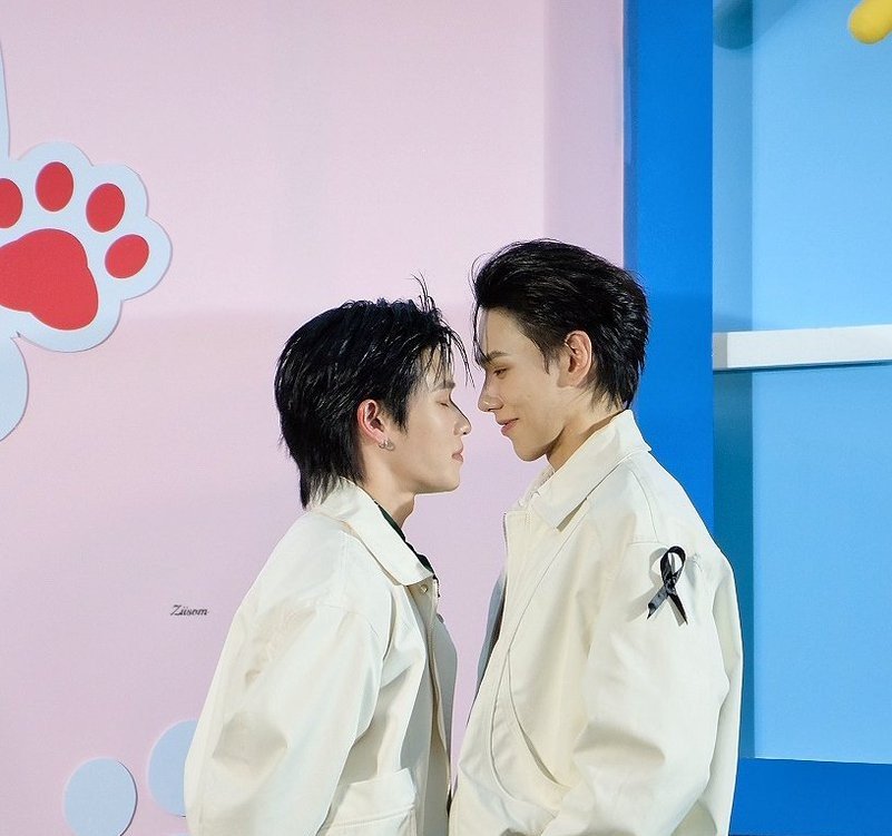 babytaiiBW's tweet photo. เขินสายตาพี่อู๋  เขินรอยยิ้มน้องออฟโรดที่เงยหน้าขึ้นไปมองพี่อู๋ 

วาสนากันจริงๆเลย สายตาแบบนี้มันมีไว้ให้กันและกันจริงๆ 👉🏻👈🏻😭 https://t.co/Sh8iWyc7Vx