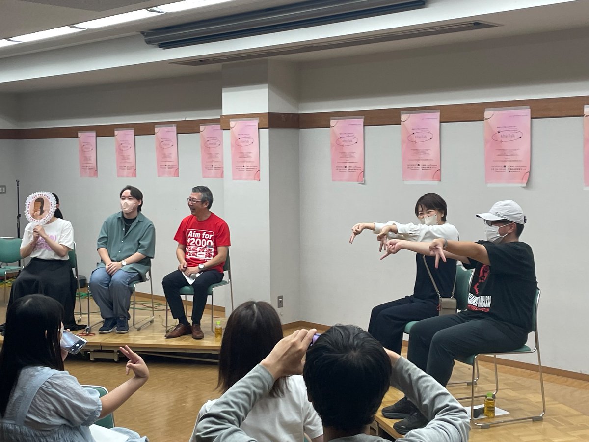 komakoh's tweet photo. 最後の撮影タイム。右サイド（すやま初美さんとアシカガさん）の方々と左サイドはまるこさんのギャルピースしか撮れてなかったけど、最前列の鈴木絢子さんのギャルピ(?)入ってた。

#ペンラ勢アフタートーク https://t.co/lk7atwwx23