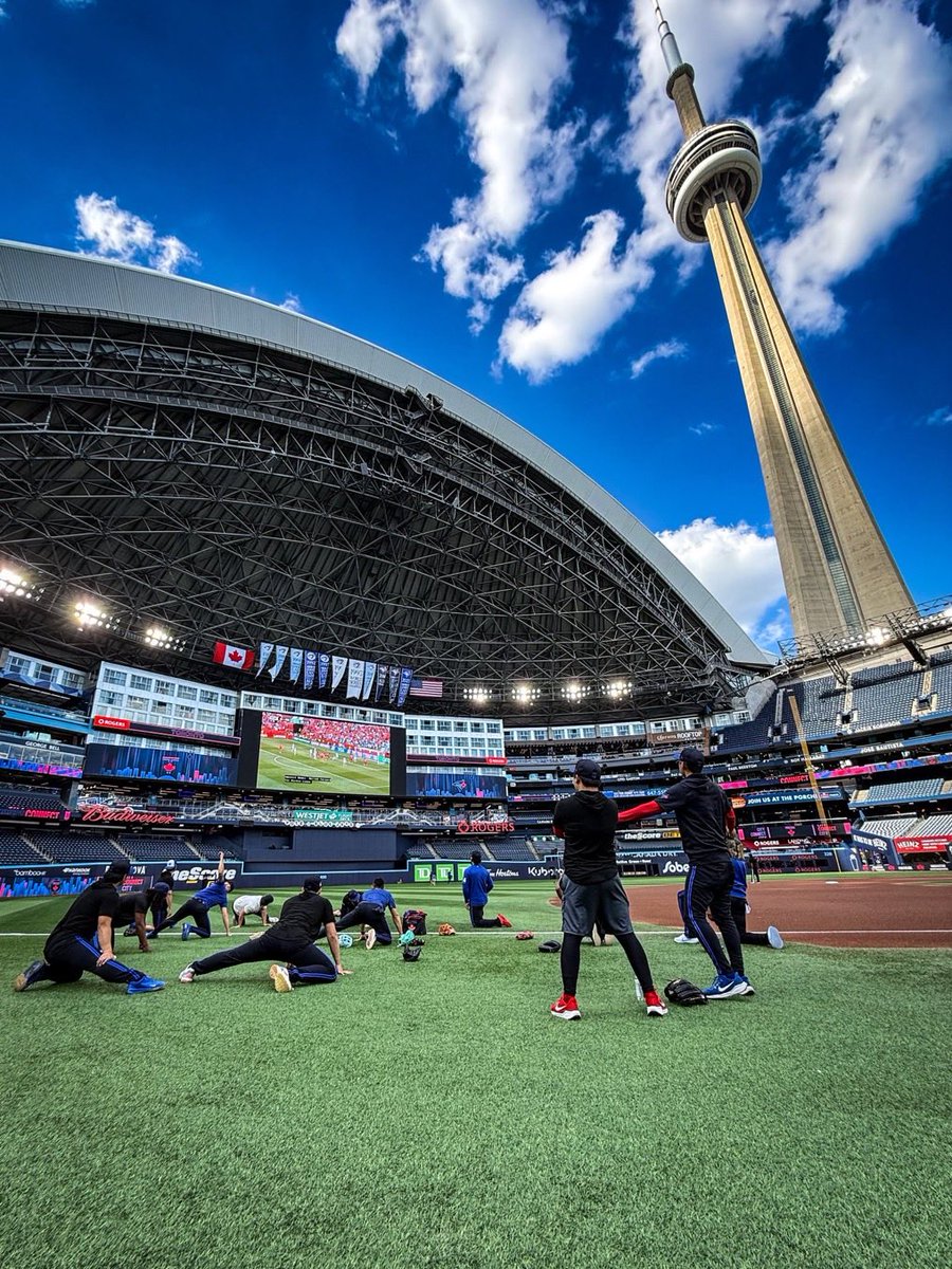 SMeizinger's tweet photo. Toronto, the place to be this weekend fi you are sports fan. https://t.co/ImmLSJt59g