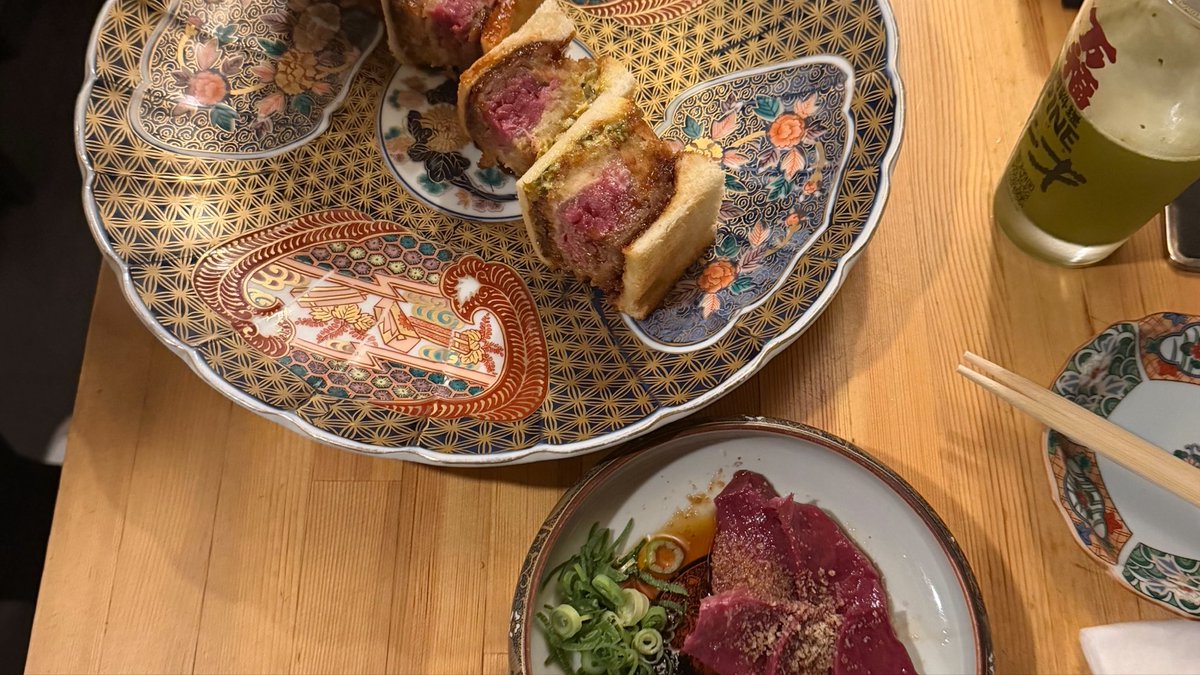 maskkatochan's tweet photo. 幼少期、食事マナーに厳しかった反動で合法に立って食べられる立ち飲み屋にハマっているぽにょ https://t.co/sVCa9kIFdv