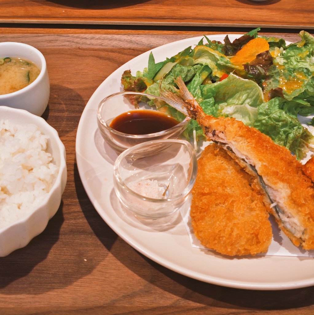 shouri_S's tweet photo. 今日は友人とお昼ごはん🍴
アジフライとシフォンケーキ
好きなひとたちと過ごすひととき大事🔥 https://t.co/WWH6YLIImM