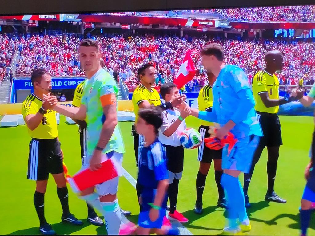 joelfunez10's tweet photo. MOMENTO HISTÓRICO! La aparición de la terna arbitral hondureña liderada por Said Martínez, Walter López y Cristhian Ramírez. https://t.co/jxn5oqtZMc