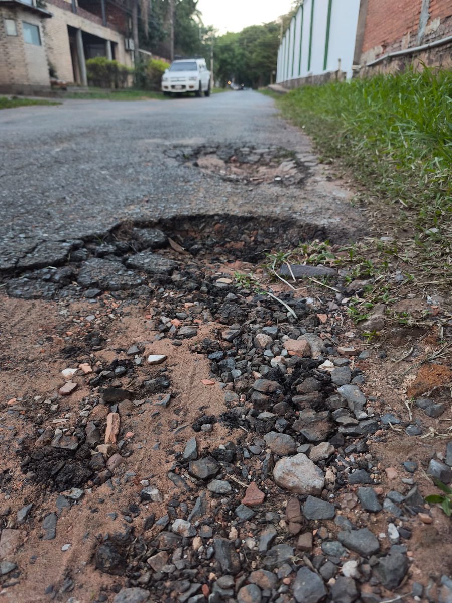 rorojasor's tweet photo. Que gusto pagar mis impuestos y que la calle siga asi! Necesito una respuesta antes que otra persona más salga con el tobillo torcido por estas calles intransitables @AsuncionMuni @pablocallizob @Alvaromgrau https://t.co/00Zbo1P6IK