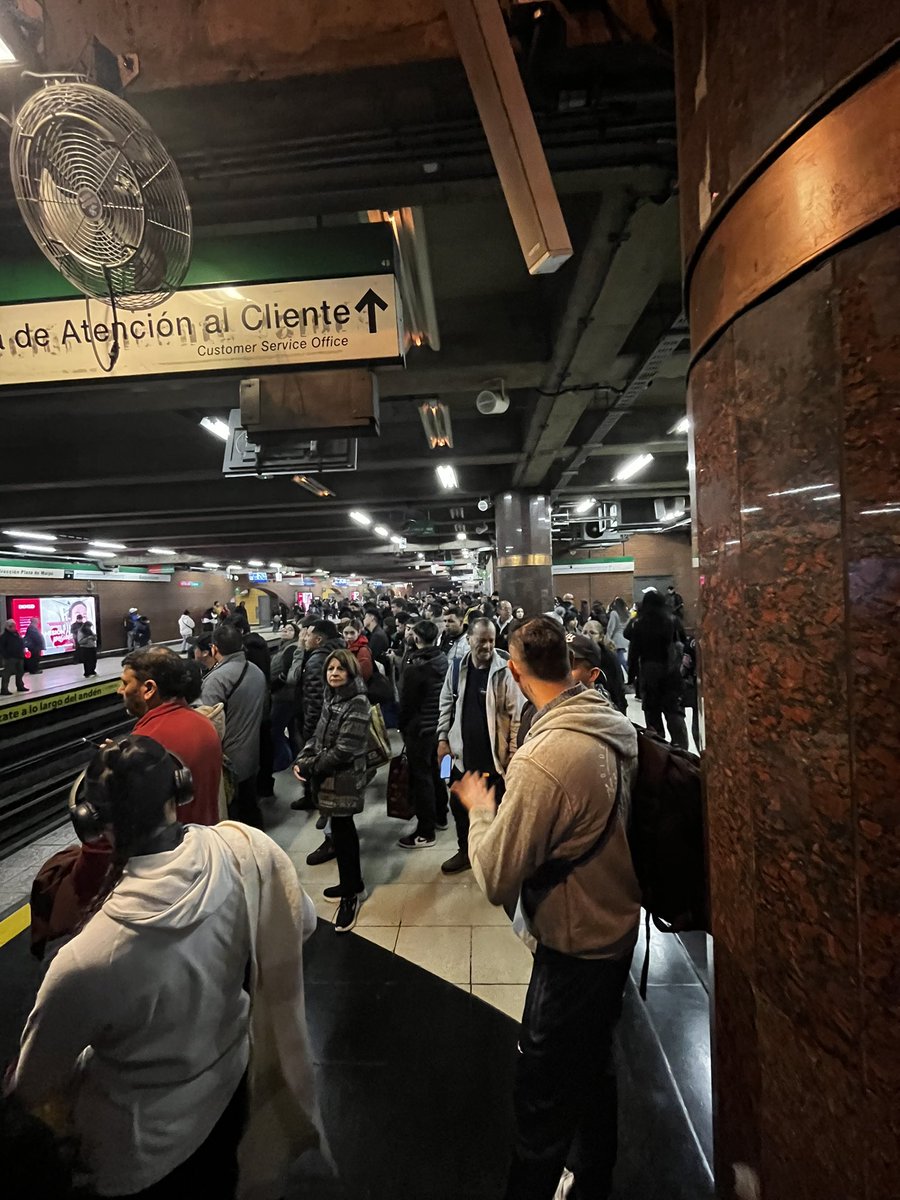 CokeBollmann's tweet photo. Sábado 15:00 hrs y lleno el metro porque los inteligentes del @metrodesantiago bajan la frecuencia para transportarnos como animales incluso el fin de semana. Espero que la gente se aburra algún día https://t.co/iGY3aX0AnD
