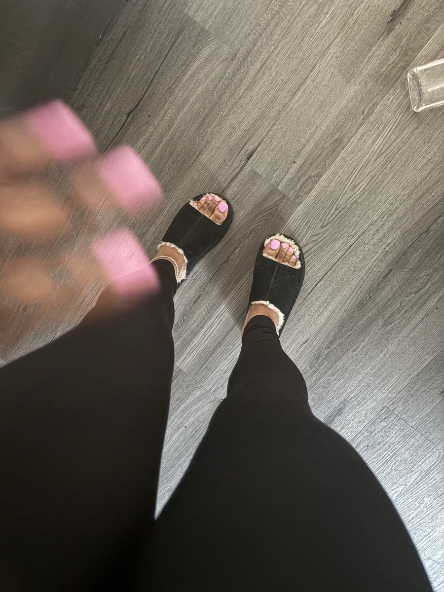 sexysecretdata's tweet photo. I L O V E pink toes #toes #feet 😛🤣 https://t.co/qUYhgm3R21