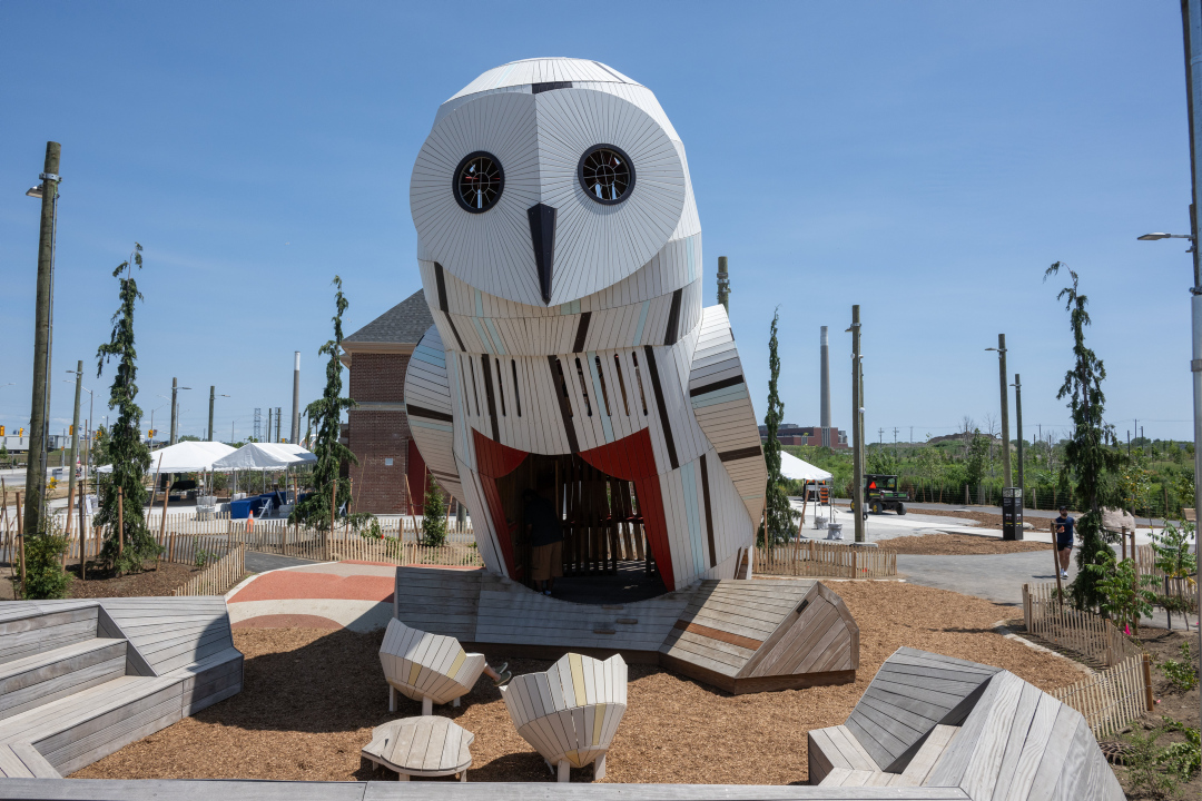 The owl statue at Biidaasige Park.