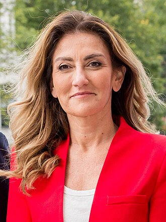 FvdMosselaar's tweet photo. Ik volg haar mn de laatste tijd vrij frequent en dus ook vandaag op het VVD-congress en ik kom tot één conclusie nl alles aan deze vrouw is gespeeld, is gemaakt, is toneel en is geraffineerd. VVD ruil haar in voor Ruben Brekelmans voordat de brokstukken niet met te lijmen zijn. https://t.co/rXLXC3MLY6