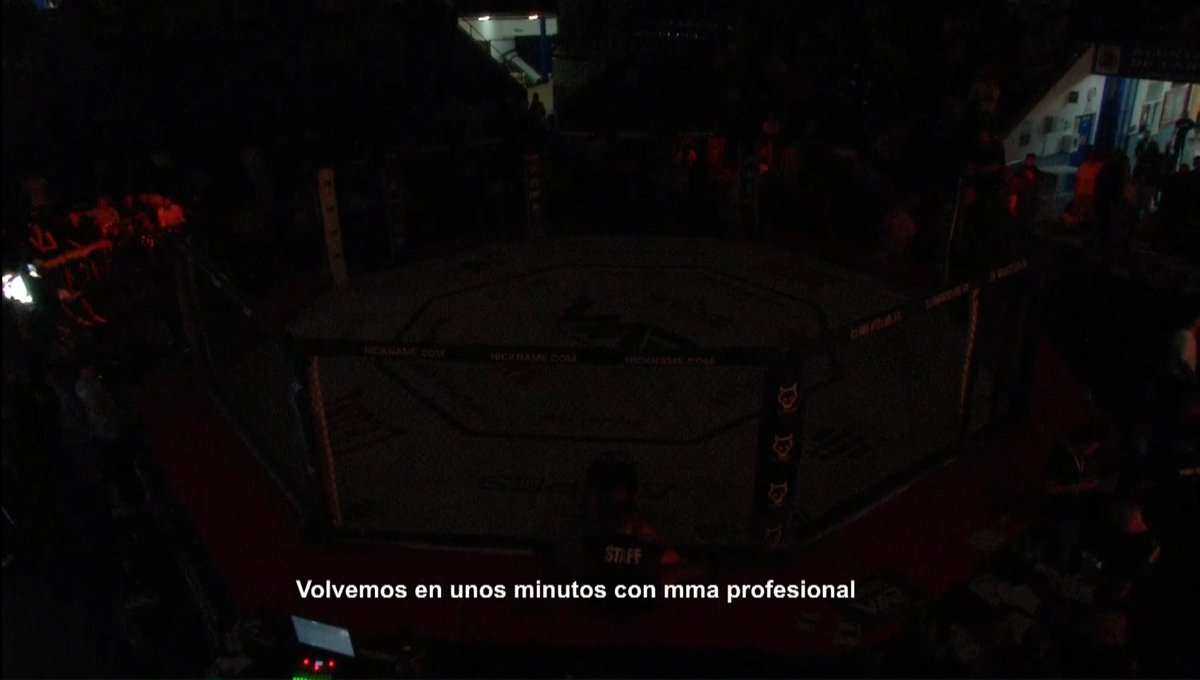 MMASINLIMITES's tweet photo. #WAR9 se ha estado más de media hora con las luces apagadas, que desastre...
Yo entiendo el parón que se hace antes del Main Card, ya sea en la UFC, en WOW y en muchas otras promotoras, tiene un motivo muy simple que es vender comida, bebida y merch dentro del recinto. Pero ni tanto ni tan poco, esto es excesivo 🤦