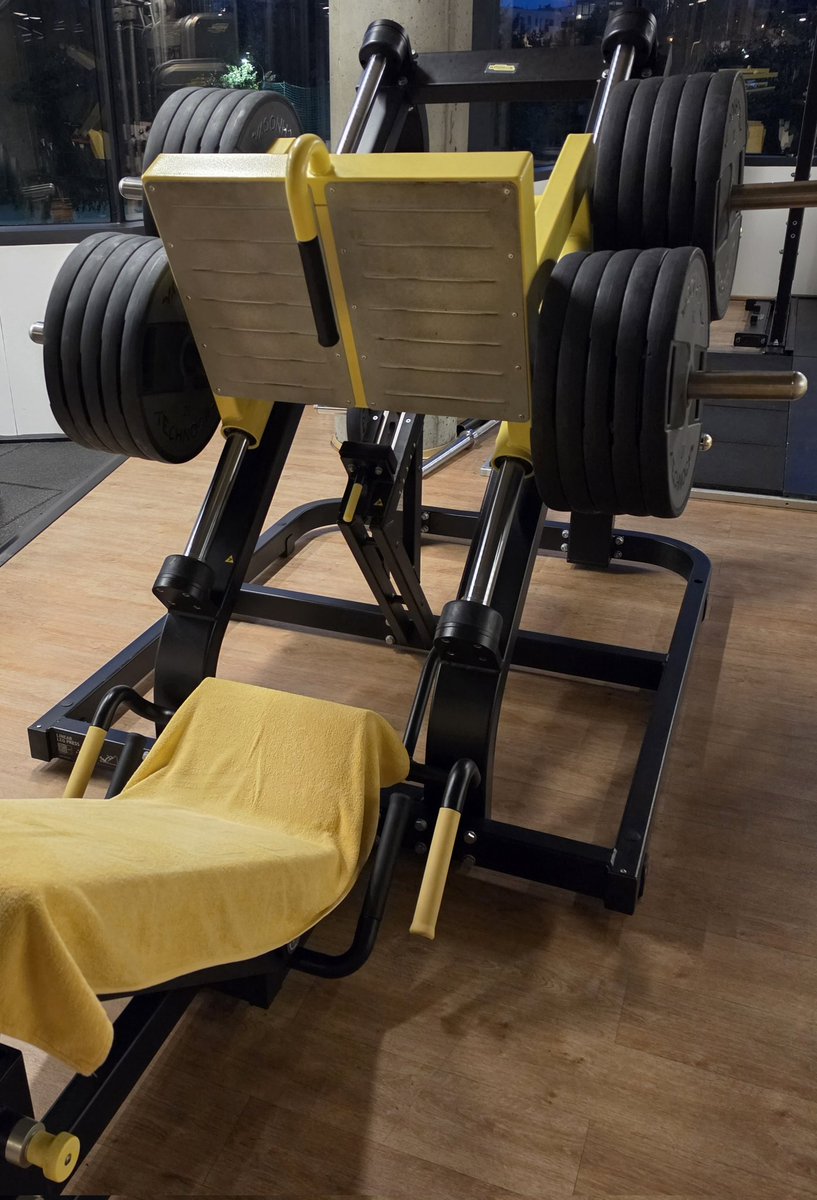 tejot7's tweet photo. Mój mały sukces. Dziś po raz pierwszy 3 serie po 13 odepchnięć 400 kg. Nogi twierdzą, że stać na więcej. https://t.co/6hXCGsyXso