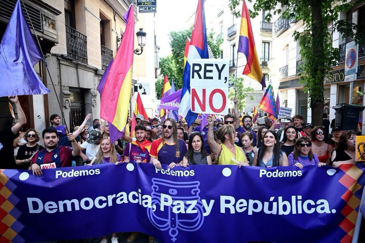 AleDuranGR's tweet photo. Tercer año en la Marcha Republicana, si España quiere ser una democracia plena, es imprescindible que avancemos hacia una República, que es lo que verdaderamente nos permitiría construir paz y la igualdad.

#RepublicaParaLaPaz13J https://t.co/ZSZ7krkVTL