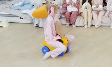 _iamsal_'s tweet photo. 🐰: "Ngeng ngeng ngeng, tin...tin...🛵" https://t.co/Uq15qRArZJ